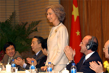 La Reina recibe el aplauso de los miembros de la Universidad de Beiwai. A la derecha, Miguel Ángel Cortés.
