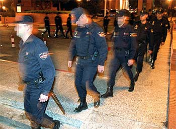 Agentes del Cuerpo Nacional de Policía se disponen a patrullar las calles del distrito Centro, en Madrid, al inicio del  Plan Focus .