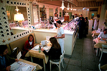 Un vistoso expositor domina el restaurante El Cucurucho del Mar, en Madrid.