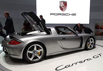 La novedad más espectacular de la muestra suiza: el Porsche Carrera GT. Un superdeportivo con las últimas tecnologías y  la máxima deportividad: 612 CV y 330 kmh.