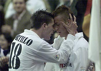 Portillo, entusiasmado,  felicita a Guti tras el espléndido gol del centrocampista.