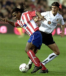 Emerson intercepta un avance de De los Santos.