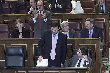 Alegría en los escaños del PP tras la votación secreta sobre la guerra.