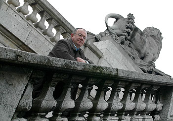 Olivier Roy, en uno de los puentes de París.