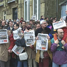 Manifestación en favor del diario  Egunkaria  en San Sebastián el  22 de febrero.