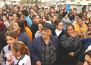 Los manifestantes, ayer, durante la protesta en el barrio de La Mina.