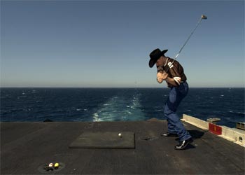 Un soldado norteamericano se dispone a probar su   swing   , ayer, a bordo del portaaviones    Kitty Hawk   . 