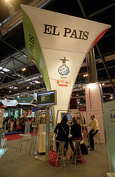 El  stand  de EL PAÍS en Aula 2002.