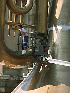 El montaje de monumentos anticipa la llegada de las Fallas