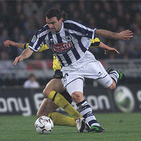 De Pedro supera a un jugador del Alavés.