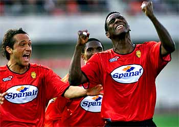 Lozano, perseguido por Vicente y Eto'o tras marcar el gol del triunfo.