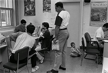 Ciudadanos reclaman en una oficina de información al consumidor.