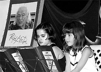Dos niñas, durante el recital de la obra de Rafael Alberti, la pasada semana.