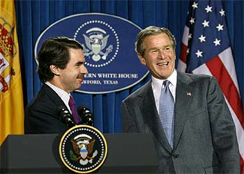 José María Aznar y George W. Bush, durante una rueda de prensa en el rancho del presidente estadounidense en Crawford (Tejas) el pasado 22 de febrero.