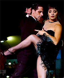 Una pareja interpreta un tango durante el Festival de Buenos Aires.