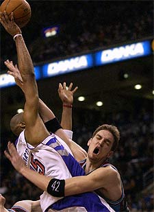 Gasol intenta frenar a Vince Carter.