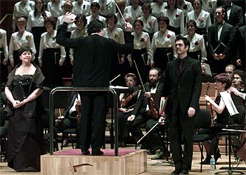 Actuación de la Orquesta Sinfónica de Bilbao, dirigida por Juanjo Mena, y la Coral de Bilbao.