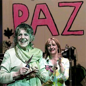 María Isbert recoge su galardón, junto a Blanca Portillo, anoche, durante la gala de la Unión de Actores.