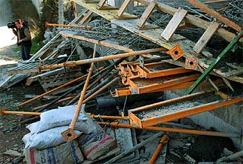 Restos del techo de la nave industrial que se desplomó ayer en Riba-roja.