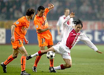 Carboni y Kily, del Valencia, junto a Pienaar.