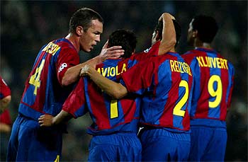 Andersson y Reiziger felicitan a Saviola tras su gol.