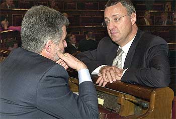 El portavoz parlamentario del PSOE, Jesús Caldera (a la derecha), conversa con su compañero Manuel Marín.