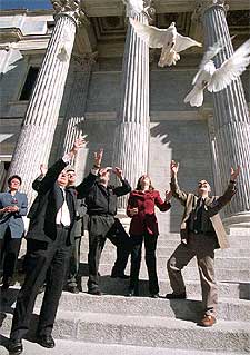 Palomas blancas ante el Congreso.