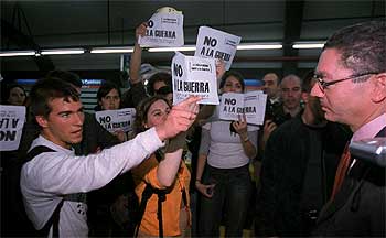 Varios estudiantes protestan contra la guerra ante Ruiz-Gallardón en la Facultad de Informática.