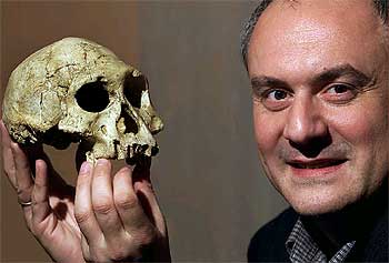 David Lordkipanidze, en Barcelona, con una reproducción del tercer cráneo de homínido hallado en Dmanisi.