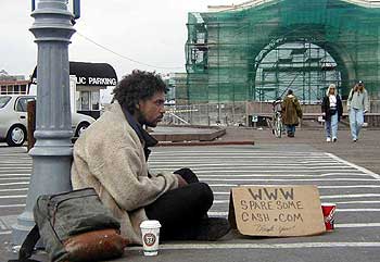 Un mendigo puntocom pide monedas en San Francisco.