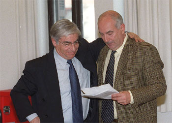 Huertas, secretario  del PSE en Guipúzcoa, junto a  Pérez Gabarain (derecha), candidato en Andoain.