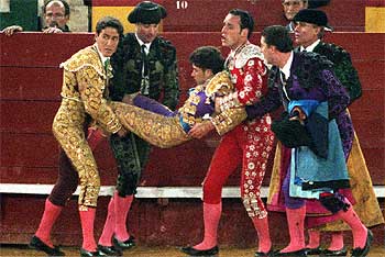 Fernando Robleño es trasladado a la enfermería tras ser cogido por el último toro de la tarde.