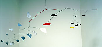 'El móvil de Otto' ('Otto's Mobile'), 1952, de Calder. Beyeler Foundation, Basilea.rnrn'Cuerda floja' ('Tightrope'), 1936, de Calder.