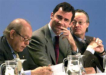 Don Felipe de Borbón, entre Jordi Pujol y Josep Piqué.