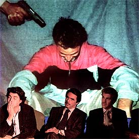 José María Aznar, entre Jorge Moragas y Gerardo Galeote. Detrás, la foto del periodista Danilel Pearl, de  The Wall Street Journal , secuestrado y asesinado por los talibanes tras la guerra de Afganistán.