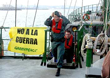 Guardias civiles subían en la tarde de ayer al  Rainbow Warrior  en aguas de Rota.