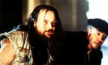 Santiago Segura (izquierda) y Álex Angulo, en una imagen de  El día de la bestia,  de Álex de la Iglesia.