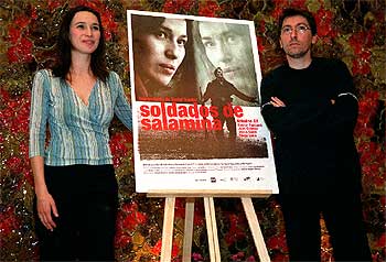 Ariadna Gil y David Trueba, ayer, en el cine madrileño donde se proyectó a la prensa  Soldados de Salamina. 