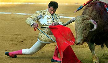 Enrique Ponce se dobla por bajo con el toro que abrió plaza.