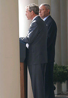 George W. Bush, con el secretario de Estado, Colin Powell, en la Casa Blanca