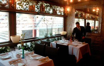 La decoración del local combina rusticidad con detalles contemporáneos.