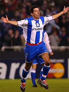 Makaay celebra un gol.