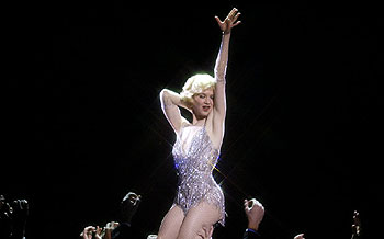 Renée Zellweger interpreta en   Chicago   a la corista Roxie Hart.