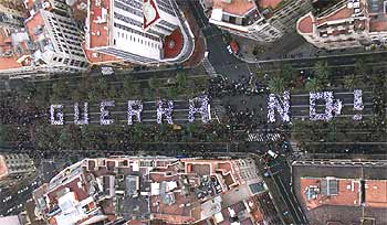 Vista aérea de la Diagonal de Barcelona, con el mosaico formado por más de un millar de personas con la frase 