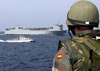 Un infante de Marina observa al patrullero  Barceló  y al buque  Cape Race  a su paso por el Estrecho.