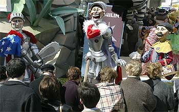 Uno de los grupos de  ninots  de Na Jordana que representan a Bush, Blair y Aznar.