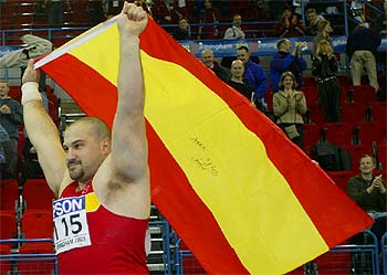 Manolo Martínez, con la bandera española, celebrando su victoria el pasado viernes.rnrnSvetlana Feofanova.
