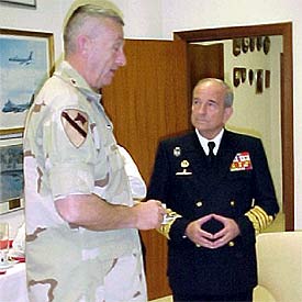 El general Franks (a la izquierda) con el almirante Moreno Barberá, durante una visita a Morón en noviembre de 2001.