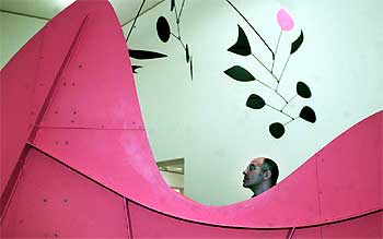 En primer plano, la maqueta intermedia de  La gran vitesse  (1969), junto a uno de los móviles de Calder.