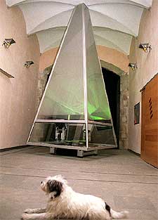 Escultura multimedia  Alpha,  de Tito Díaz.